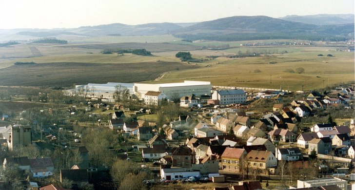 Pohled na stavbu nové sklárny.jpg